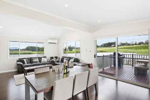 Romantic Lakehouse Set In A Private Vineyard In The Hunter Valley - Accommodation Redcliffe 2