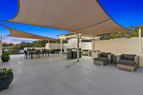 Rooftop Island Sunsets - Accommodation Redcliffe 0