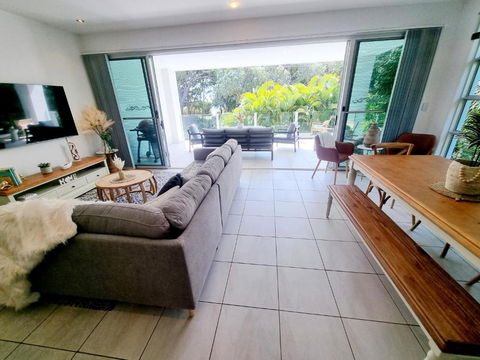 Rosalynda- Luxury Beachfront 3 BR Townhouse - Accommodation Redcliffe 3