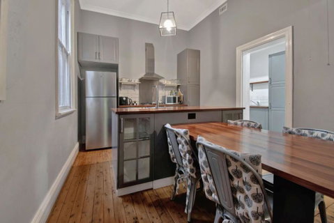 Rose Cottage - Stroll To CBD, Leafy Setting - Accommodation Redcliffe 1