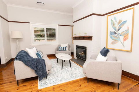 Rose Hill On Hamer, 1940s Charming Cottage Near Cook Park - Accommodation Redcliffe 2