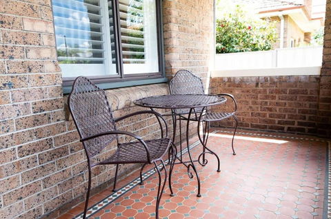 Rose Hill On Hamer, 1940s Charming Cottage Near Cook Park - Accommodation Redcliffe 3