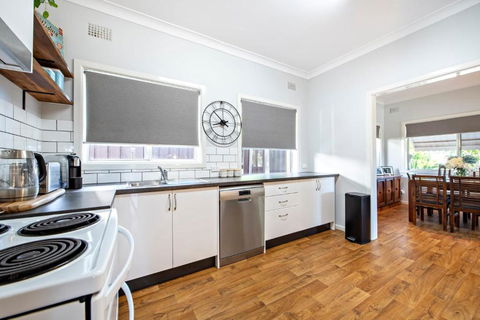 Rosewood Cottage - Stroll To Central, Cosy Escape - Accommodation Redcliffe 1