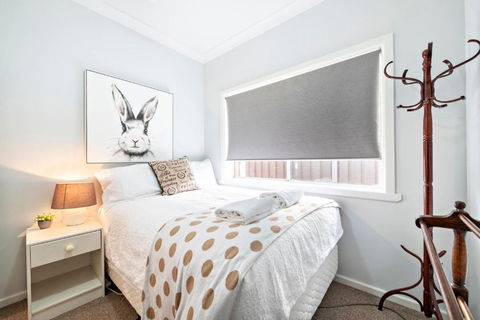 Rosewood Cottage - Stroll To Central, Cosy Escape - Accommodation Redcliffe 2