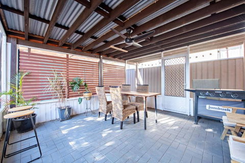 Rosewood Cottage - Stroll To Central, Cosy Escape - Accommodation Redcliffe 3