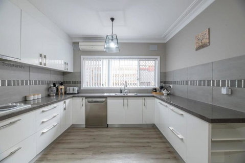 Roycox Cottage - Charming Escape, Fireplace - Accommodation Redcliffe 2