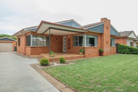 Roycox Cottage - Charming Escape, Fireplace - Accommodation Redcliffe 3