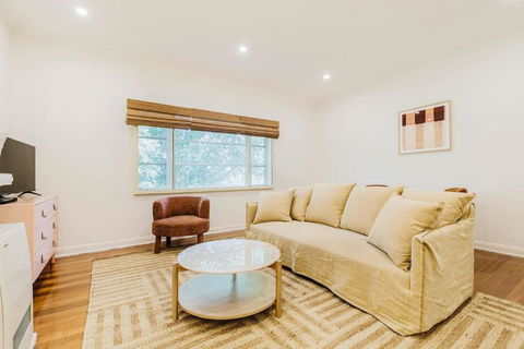 Salmon Calm - Trendy Velvet Allure By Albert Park - Accommodation Redcliffe 2