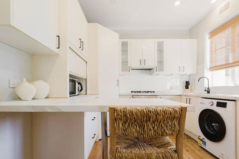 Salmon Calm - Trendy Velvet Allure By Albert Park - Accommodation Redcliffe 1