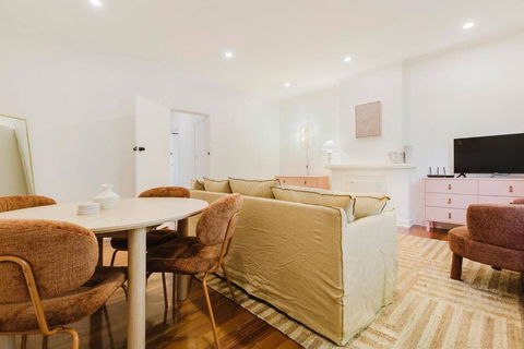 Salmon Calm - Trendy Velvet Allure By Albert Park - Accommodation Redcliffe 3
