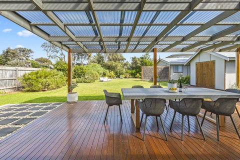 Salt Air Beach Retreat - 280m Walk To Foreshore, Check Out 5pm Sunday! - Accommodation Redcliffe 2