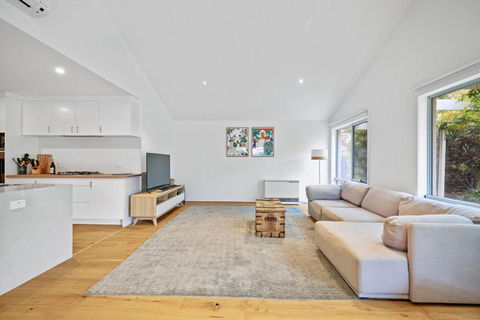 Salt Air Hideaway With Lush Backyard - Accommodation Redcliffe 3