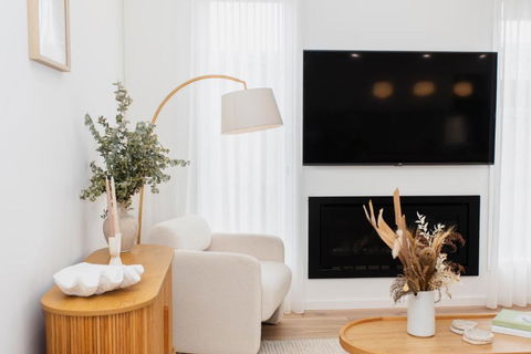 Saltwater Lux, 4 Bdrm, 3 Bath, Golf, Weddings, Beaches, Adventure Park - Accommodation Redcliffe 1