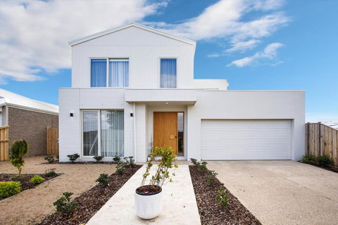 Saltwater Lux, 4 Bdrm, 3 Bath, Golf, Weddings, Beaches, Adventure Park - Accommodation Redcliffe 2