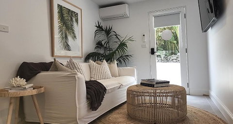 SALTY PALMS -Seaside Studio Apartment - Accommodation Redcliffe 3