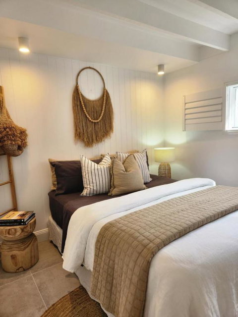 SALTY PALMS -Seaside Studio Apartment - Accommodation Redcliffe 1