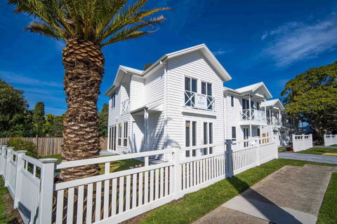 Salty Palms By The Sea - ONE - Accommodation Redcliffe 0