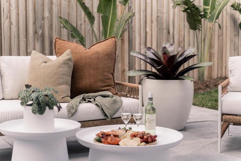 SALTY PALMS On HENLEY -THREE - Accommodation Redcliffe 1