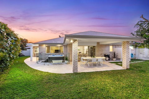 Salty Pause At Bondi House - With Spa And Pet Friendly! - Accommodation Redcliffe 3