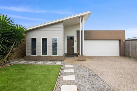 Salty Sage Beach House - Accommodation Redcliffe 3