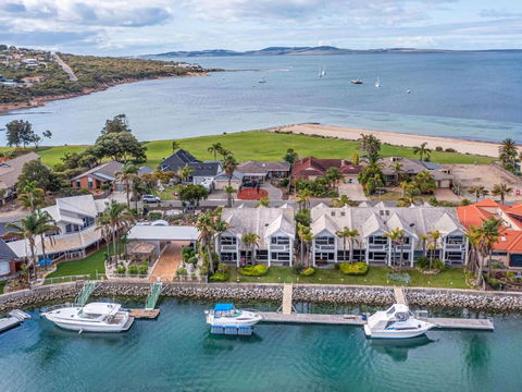 Salty Views - Accommodation Redcliffe 1