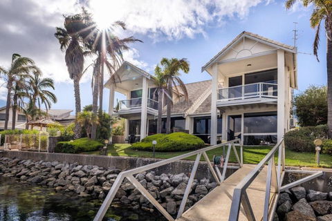 Salty Views - Accommodation Redcliffe 0