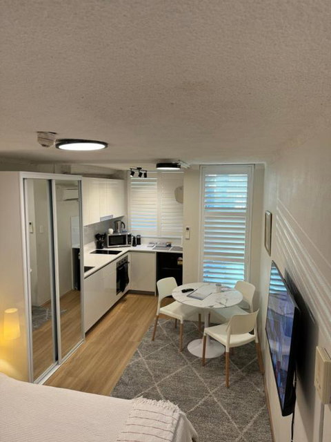 Sam The Central Studio - Accommodation Redcliffe 2
