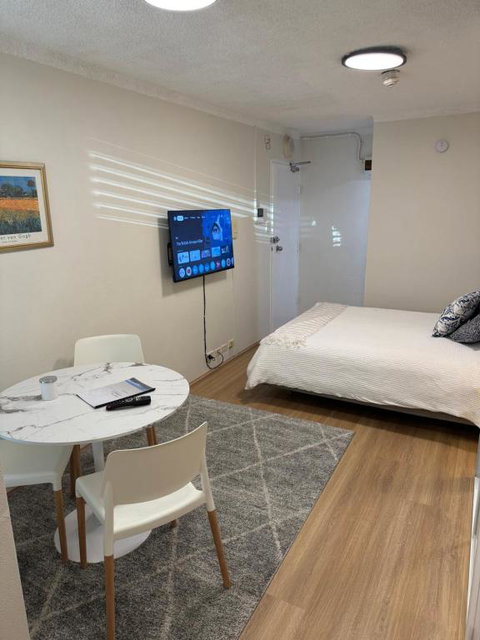 Sam The Central Studio - Accommodation Redcliffe 1