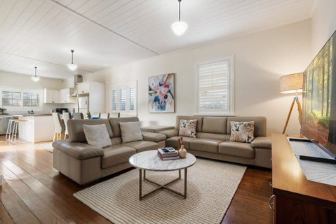 Sampson Cottage - Historic Charm - Accommodation Redcliffe 3