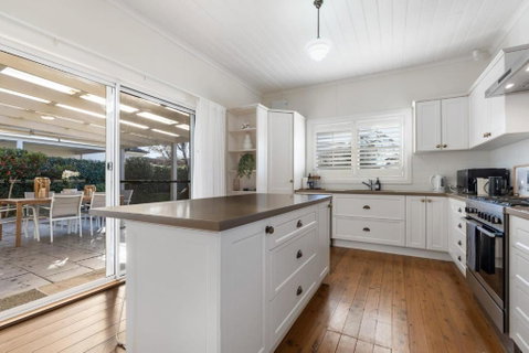 Sampson Cottage - Historic Charm - Accommodation Redcliffe 2
