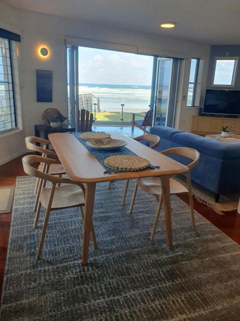 Sanbah-Surf, Views, Beach - Accommodation Redcliffe 2