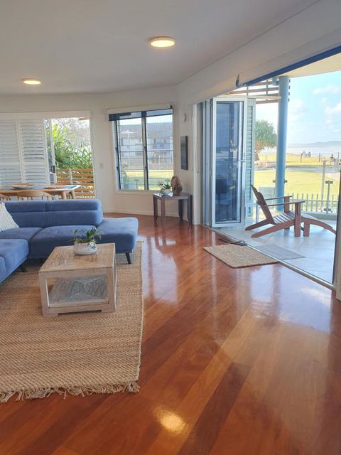 Sanbah-Surf, Views, Beach - Accommodation Redcliffe 3