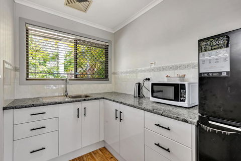 Sanctuary Lakes Fauna Retreat - Accommodation Redcliffe 2