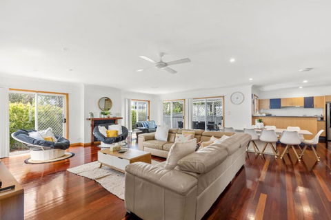 Sandlewood Breeze - Pet Friendly - Community Pool - Accommodation Redcliffe 2