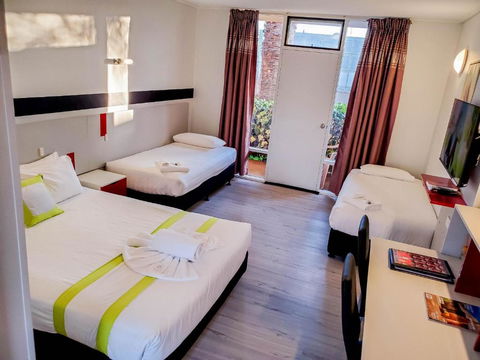 Sandors Motor Inn - Accommodation Redcliffe 2