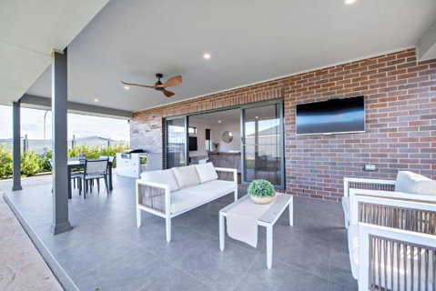 Sandstone - Family Entertainer, Refined Living - Accommodation Redcliffe 2