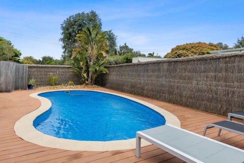 SANDY ANN At Lonnie - Accommodation Redcliffe 0