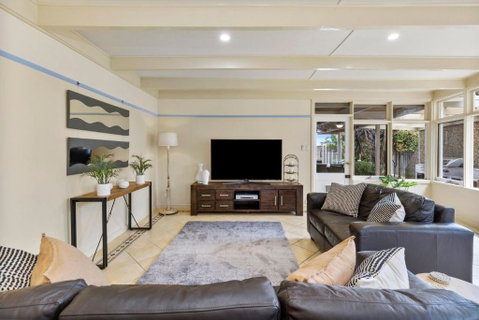SANDY ANN At Lonnie - Accommodation Redcliffe 2