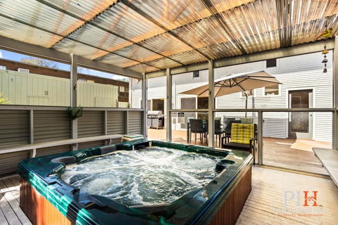 Sandy Bay Getaway W Spa 4 Bdr - Accommodation Redcliffe 1