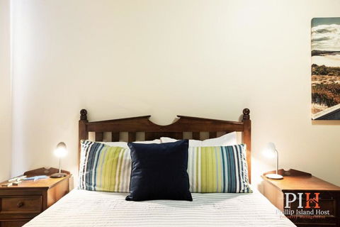 Sandy Bay Getaway W Spa 4 Bdr - Accommodation Redcliffe 2