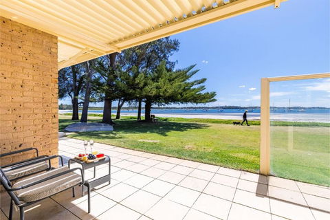 Sandy Beach House Corlette Unit 1 Waterfront WI-FI Aircon - Accommodation Redcliffe 2