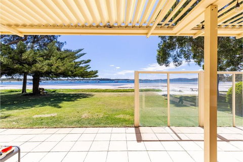 Sandy Beach House Corlette Unit 1 Waterfront WI-FI Aircon - Accommodation Redcliffe 1