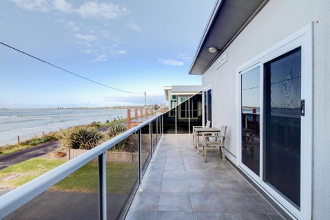 Sandy Cove - Accommodation Redcliffe 3