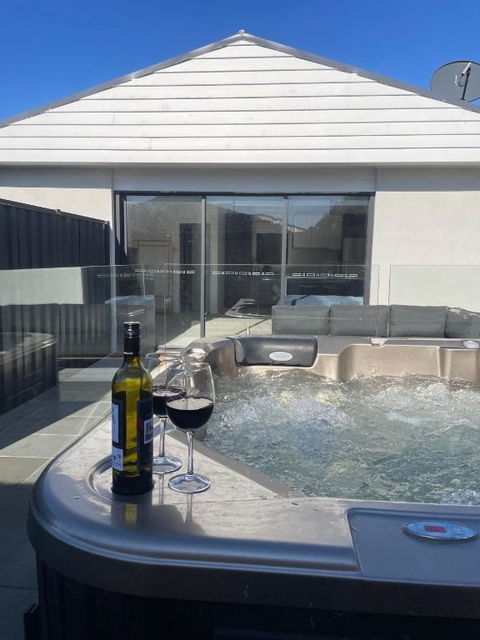 Seaside Retreat On Park - Walk To Beach - Luxury - Jacuzzi - Accommodation Redcliffe 1