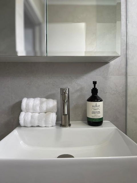 Sunshine Retreat Modern 3BR Haven - Accommodation Redcliffe 3