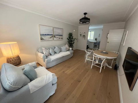 Sunny Boutique Apartment - Accommodation Redcliffe 0