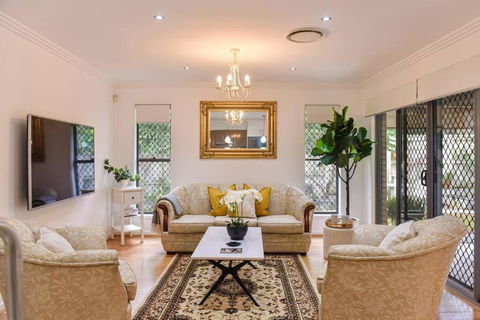 The Arcadia - Entire Luxurious English Cottage With Huge Privacy Near CBD - Accommodation Redcliffe 0