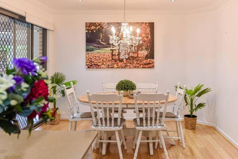 The Arcadia - Entire Luxurious English Cottage With Huge Privacy Near CBD - Accommodation Redcliffe 1
