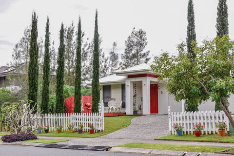 The Arcadia - Entire Luxurious English Cottage With Huge Privacy Near CBD - Accommodation Redcliffe 2