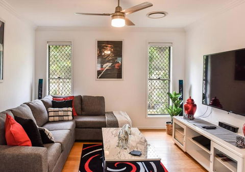 The Arcadia - Entire Luxurious English Cottage With Huge Privacy Near CBD - Accommodation Redcliffe 3